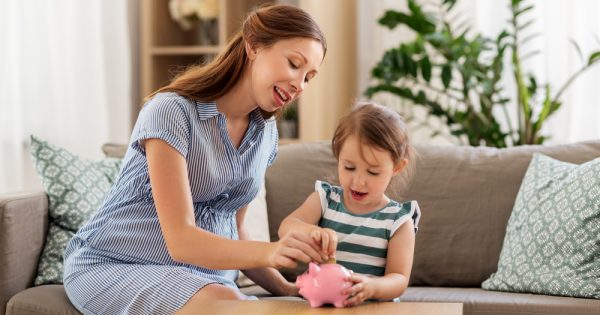Une tirelire pour leur apprendre l'importance de l'argent.