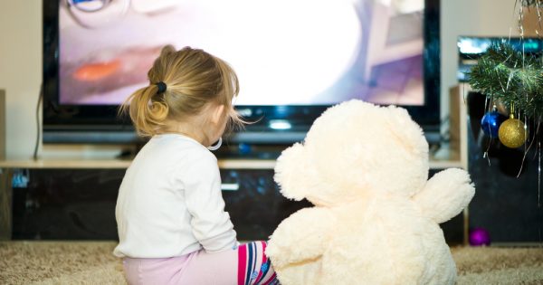 4 questions pour comprendre si votre enfant utilise trop la télévision et les smartphones