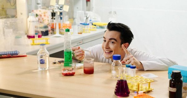 Apprendre la science grâce à un TikToker : Il Piccolo Chimico arrive sur Rai