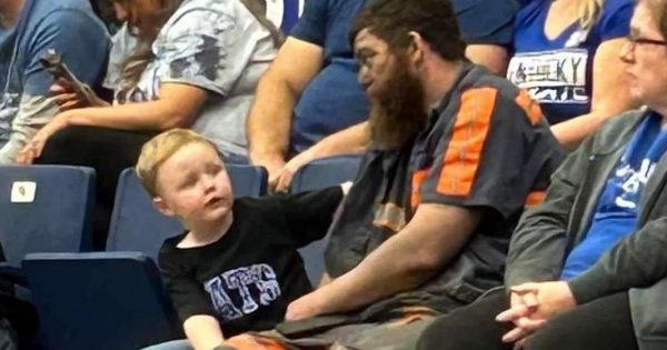 Chaque promesse est une dette : le père d'un mineur emmène son fils à un match de basket-ball dont la surface est encore souillée par le charbon.