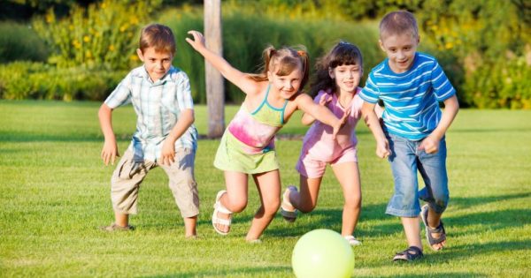 Jouer en plein air est bon pour les enfants Jouer en plein air est bon pour les enfants