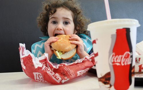 L'Italie dans le collimateur de l'OMS : aucune restriction sur la commercialisation de la malbouffe