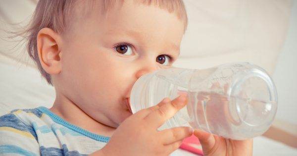 L'eau et les bébés : comment et quand commencer à en boire ?