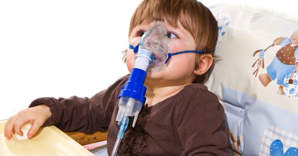 Les enfants et l'aérosol : est-il utile pour les rhumes ? Parfois, il est même nuisible