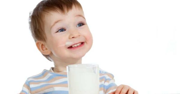 Les enfants et le lait de vache : nouvelles directives