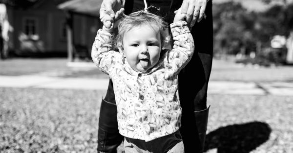 Les premiers pas de bébé, entre curiosité et sécurité Les premiers pas de bébé, entre curiosité et sécurité