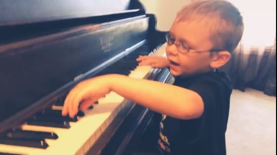 L'extraordinaire talent d'Avett, l'enfant presque aveugle qui joue Bohemian Rapsody (VIDEO)