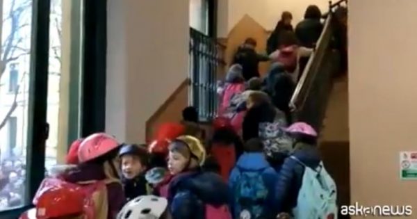 Milan, des élèves en classe avec des casques : une initiative unique pour la sécurité des écoles