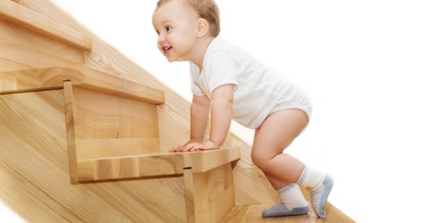 Monter les escaliers une marche après l'autre : à chaque âge son objectif