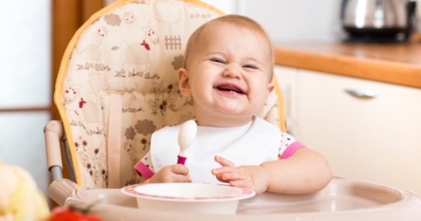 Pourquoi mon enfant jette-t-il de la nourriture et des objets par terre ? Voici l’explication Pourquoi mon enfant jette-t-il de la nourriture et des objets par terre ? Voici l'explication