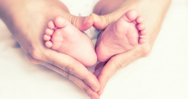 Réflexologie : comment masser les pieds des enfants