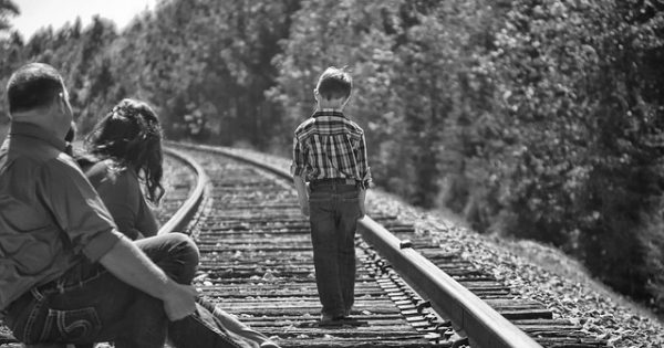 Reggio Calabria, tragédie sur les rails : un train régional renverse une mère et deux enfants Reggio Calabria, tragédie sur les rails : un train régional renverse une mère et deux enfants