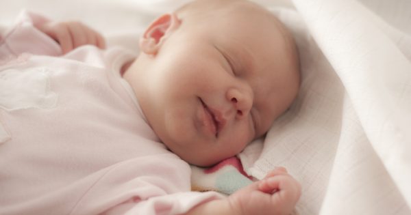 Tête plate du nouveau-né : quelles sont les causes et comment l'éviter ?
