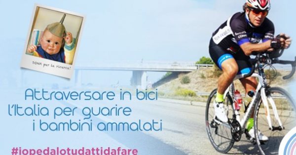 Un père fait le tour de l'Italie à vélo pour "financer la recherche sur les enfants malades".