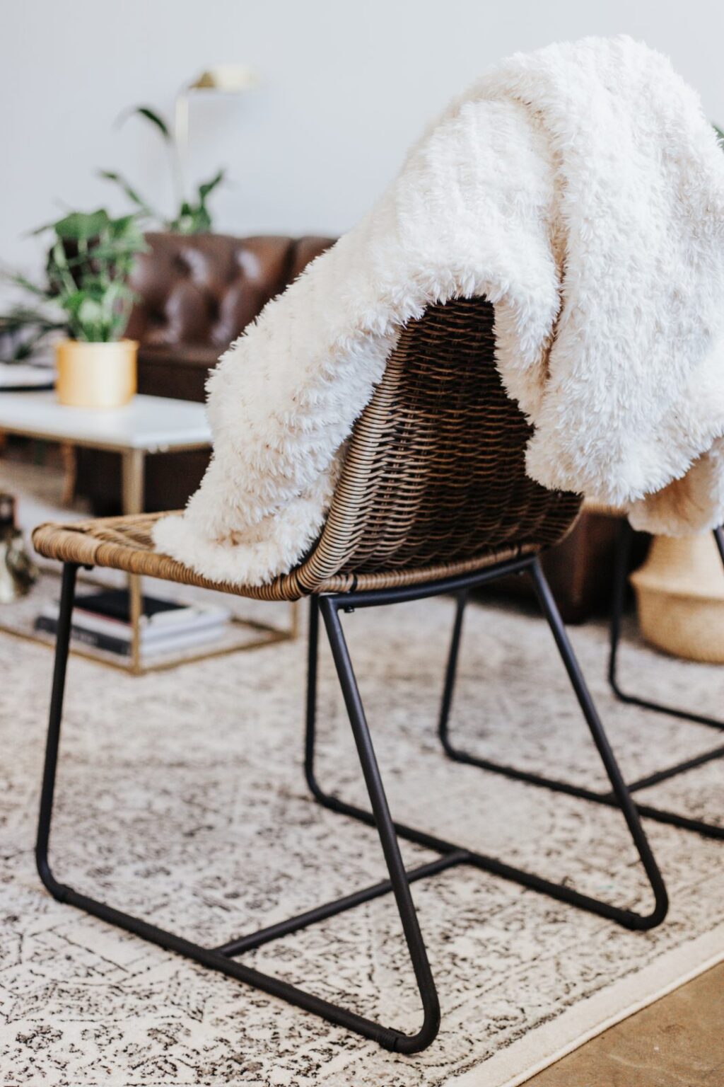 À la maison avec des meubles de grange de poterie Chair with blanket.
