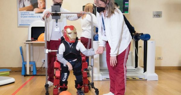 Atlas comme Iron Man : à Rome le premier enfant à marcher grâce à un exosquelette