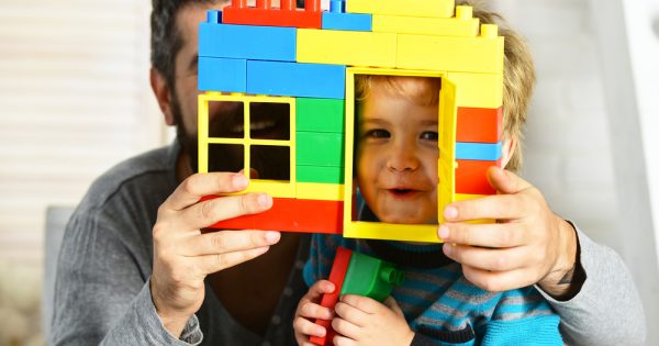 Jouer avec des miniatures Lego pour stimuler la créativité Jouer avec des miniatures Lego pour stimuler la créativité