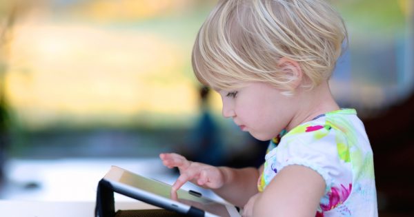 Les enfants accros aux tablettes : quel est le danger ?