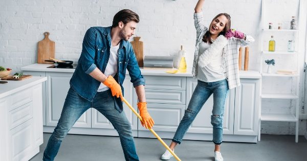 Les hommes qui aident à la maison sont plus sereins : une étude explique pourquoi Les hommes qui aident à la maison sont plus sereins : une étude explique pourquoi