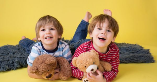 Les jumeaux irlandais : qui sont-ils et pourquoi sont-ils appelés ainsi ?