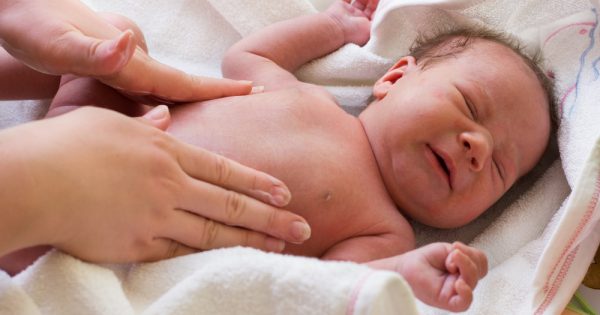 Massage de bébé ? Également utile contre les coliques Massage de bébé ? Également utile contre les coliques