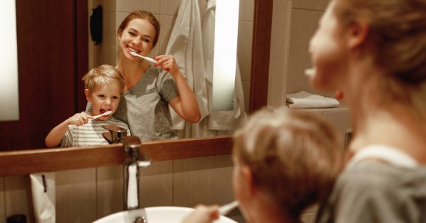 Prendre soin de nos dents : conseils pour les mères et les enfants