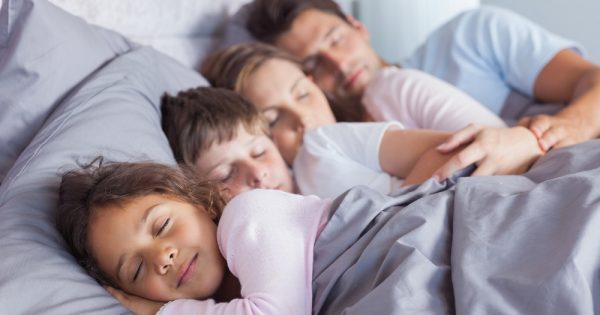 Retour à l'heure du coucher : comment surmonter les nuits blanches