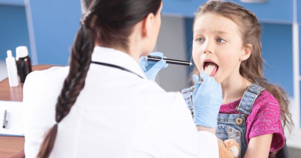 Tonsillectomie lors de l'ablation des amygdales des enfants