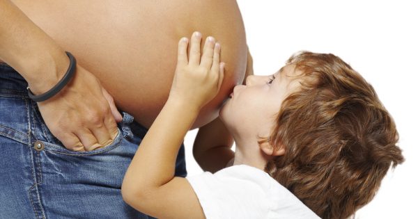 Un petit frère en route ? Voici des conseils utiles pour les parents