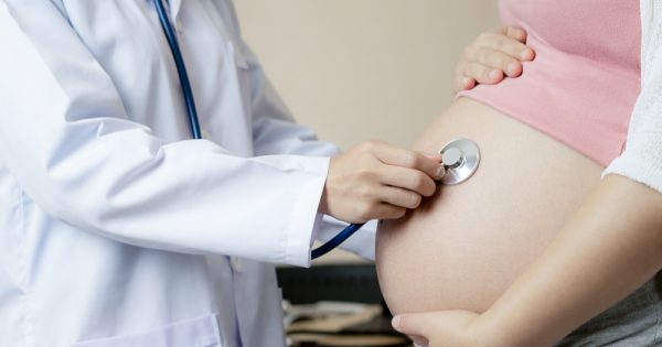Une femme enceinte après un cancer grâce à des ovules congelés il y a 14 ans : premier cas au monde