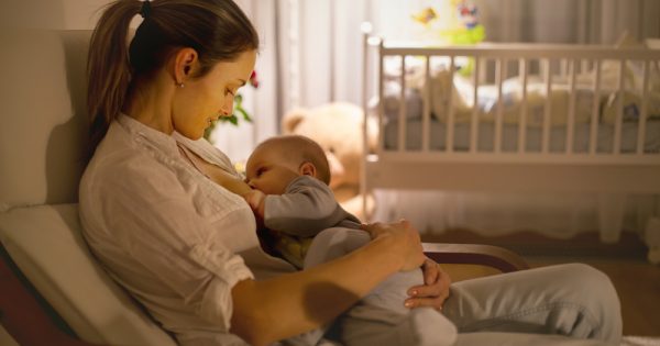 Allaitement de nuit : le geste qui compte le plus