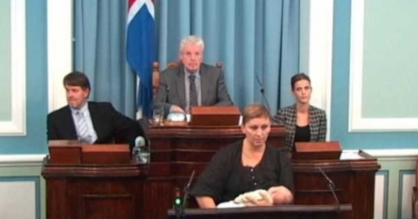 Islande, une députée allaite sa fille pendant un discours au Parlement