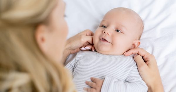 Le lien mère-enfant : il suffit de quelques secondes au nouveau-né pour reconnaître le visage de sa mère.
