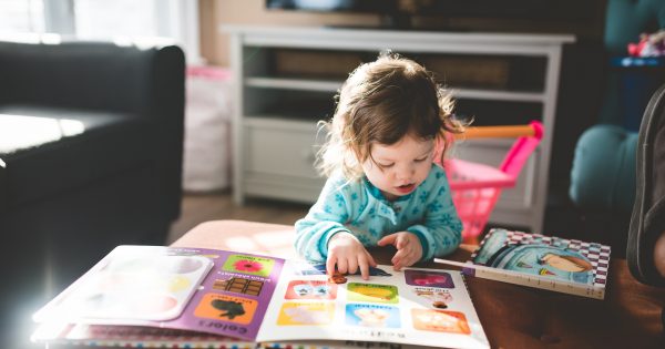 Lire avant l'école primaire : oui ou non ?