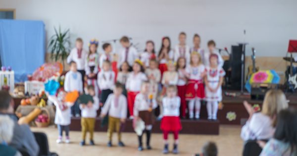 Pièces de théâtre scolaires : les parents peuvent-ils filmer leurs enfants ? Voici ce qu'il faut faire