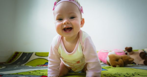 Ramper et se déplacer à quatre pattes : les premiers pas dans le développement moteur de l'enfant