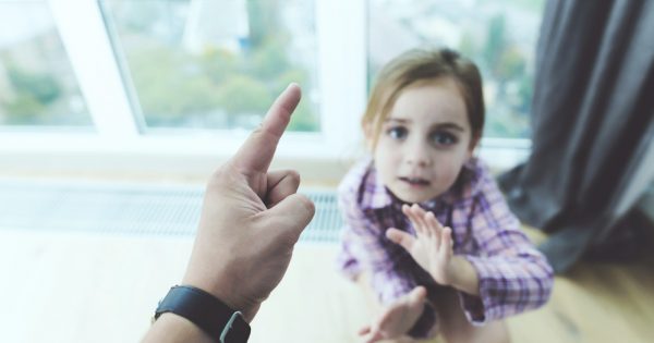 La fessée n'éduque pas les enfants, elle les rend agressifs.