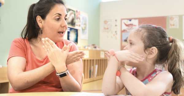 La langue des signes incluse dans les activités curriculaires des écoles secondaires des Pouilles
