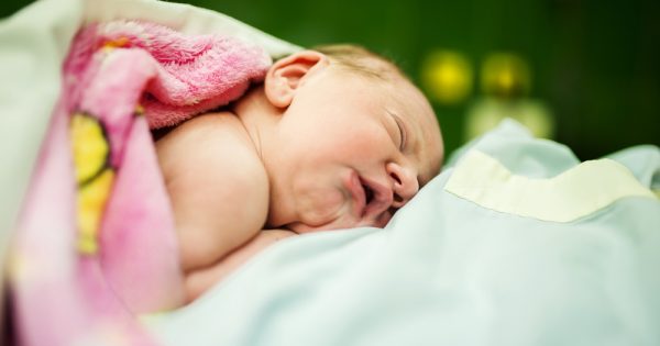 Le contact peau à peau avec les bébés est une bonne chose !