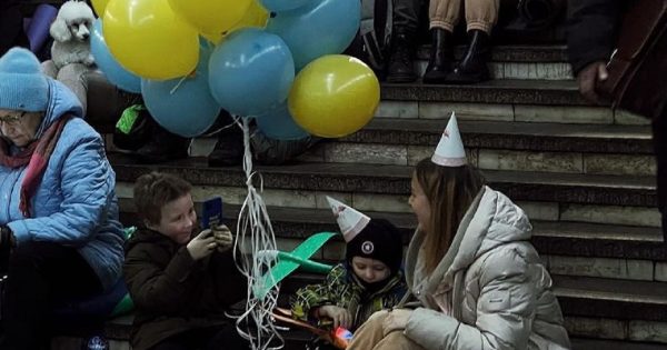Mère ukrainienne : malgré les bombardements, elle fête l'anniversaire de son fils dans le métro