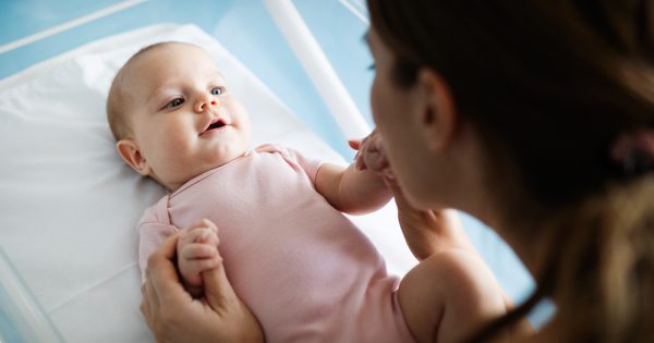 Pourquoi les bébés bougent-ils toujours ? La science l’explique Pourquoi les bébés bougent-ils toujours ? La science l'explique