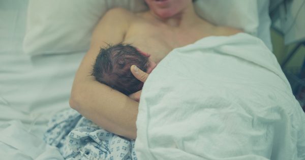 Un nouveau-né s'étouffe à l'hôpital, le chagrin du père : pourquoi la mère est-elle restée seule ?