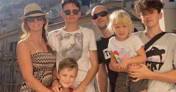 Une famille finlandaise fuit une école italienne : « C’est un désastre ». Une famille finlandaise fuit une école italienne : "C'est un désastre".