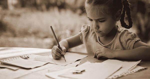 Non au stylo-bille, oui au stylo-plume : l'idée d'un enseignant pour une prise en main correcte