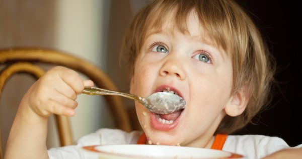 Apprendre à manger seul à petits pas