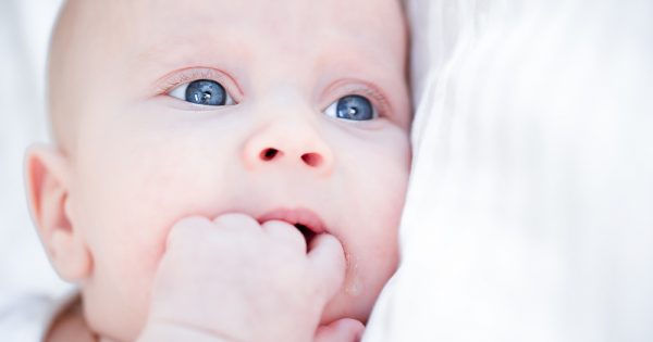 La couleur des yeux du nouveau-né : quand devient-elle définitive ?