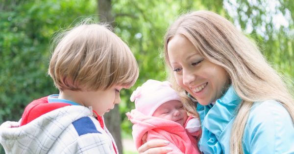 La jalousie envers le petit frère : comment la gérer ?