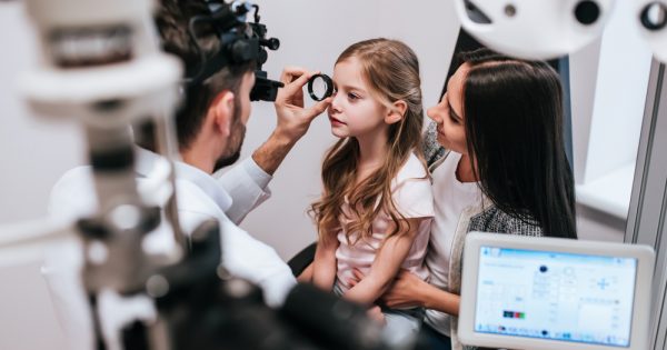 Un enfant apathique et distrait ? Il a peut-être des problèmes de vision