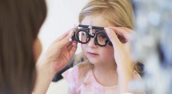 Aidez-nous ! L’enfant doit porter des lunettes Aidez-nous ! L'enfant doit porter des lunettes