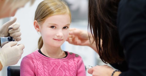 Filles et boucles d'oreilles : trous oui ou trous non ?